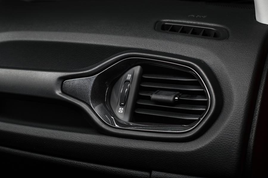 Детали интерьера Jeep Renegade Plug-in Hybrid (BU) 2019 года  (WW) (фото 7 из 16)